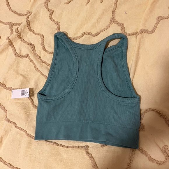 Old Navy Active Cropped Tank - M - Picture 3 of 4